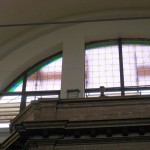 Grandi vetrate artistiche in fase di montaggio nei nuovi finestroni laterali 