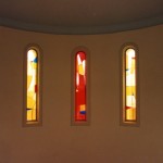 Vetrate artistiche in vetro soffiato legato in piombo nell’abside, cad. cm. 30 x 230 