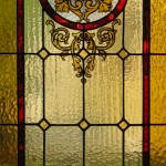 vetrata in vetro cattedrale legato in piombo con rosone centrale dipinto a grisaille, 