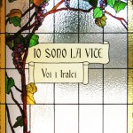 Vetrata artistica in vetro cattedrale e colorescente legato in piombo e stagno,   cm. 105 x 230